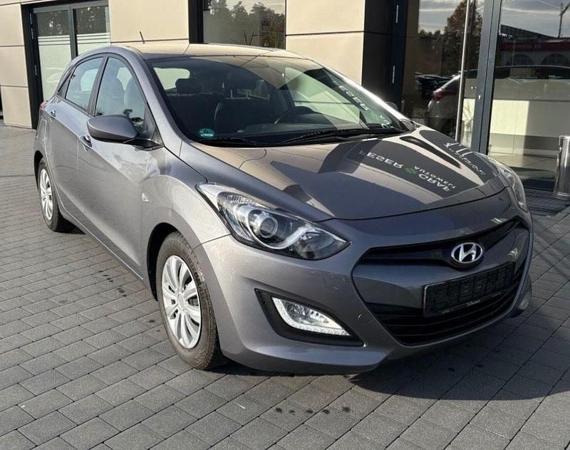 Grau Gebraucht 2013 Hyundai i30 Edition Limousine | 6.990 € (Fairer Preis) - Bild 1/4