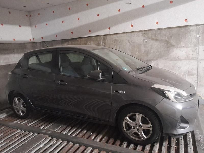 Grau Gebraucht 2013 Toyota Yaris Hybrid Kleinwagen | 9.900 € (Fairer Preis) - Bild 1/4