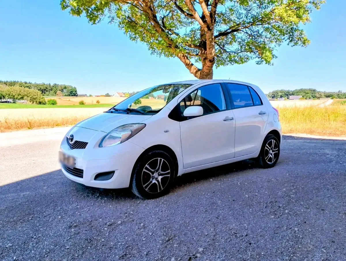 Gebraucht Toyota Yaris 70 PS (51 kW) 2011 Weiß Kleinwagen