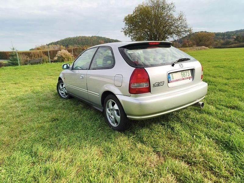 Second-hand Honda Civic 160 CP (117 kW) 2000 Argintiu