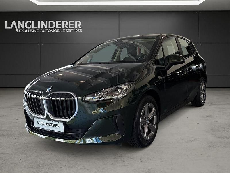Sanremo green metallic Gebraucht 2024 BMW 218 Active Tourer Van / Kleinbus | 28.900 € (Guter Preis) - Bild 1/4