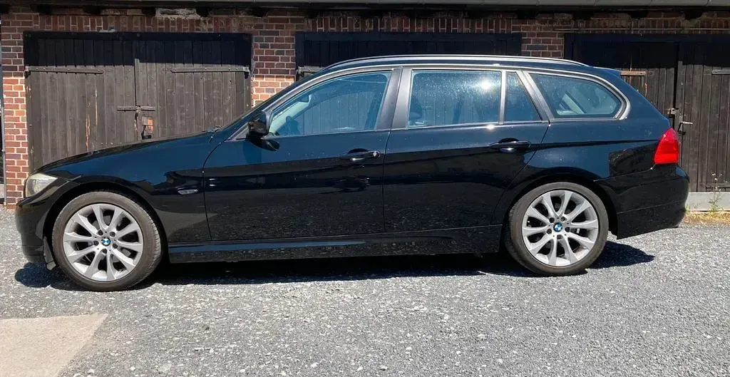 Gebraucht BMW 318 143 PS (105 kW) 2011 Schwarz Kombi