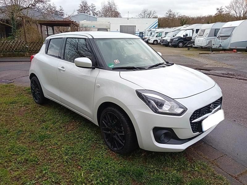 Weiß Gebraucht 2023 Suzuki Swift Kleinwagen | 15.000 € (Etwas zu teuer) - Bild 1/4