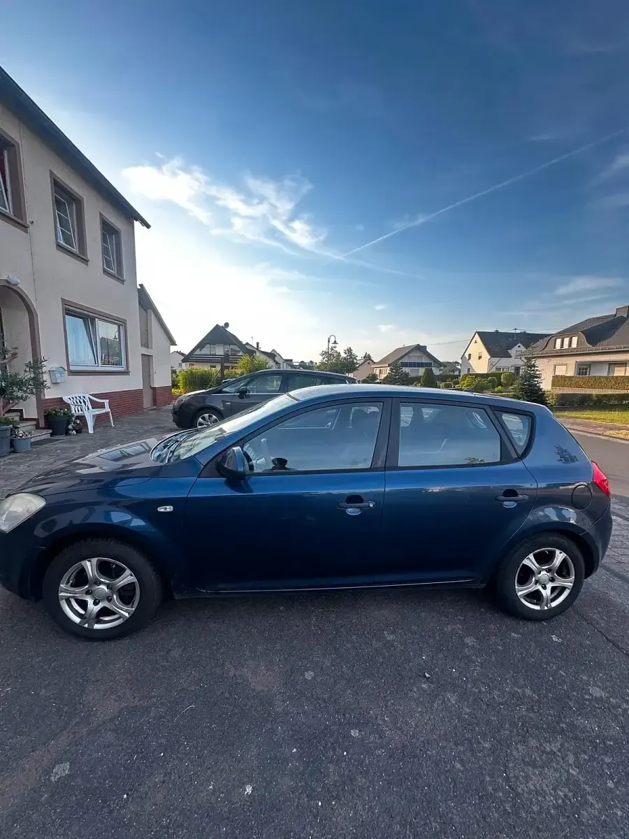 Gebraucht Kia Ceed 80 PS (58 kW) 2009 Blau Kleinwagen