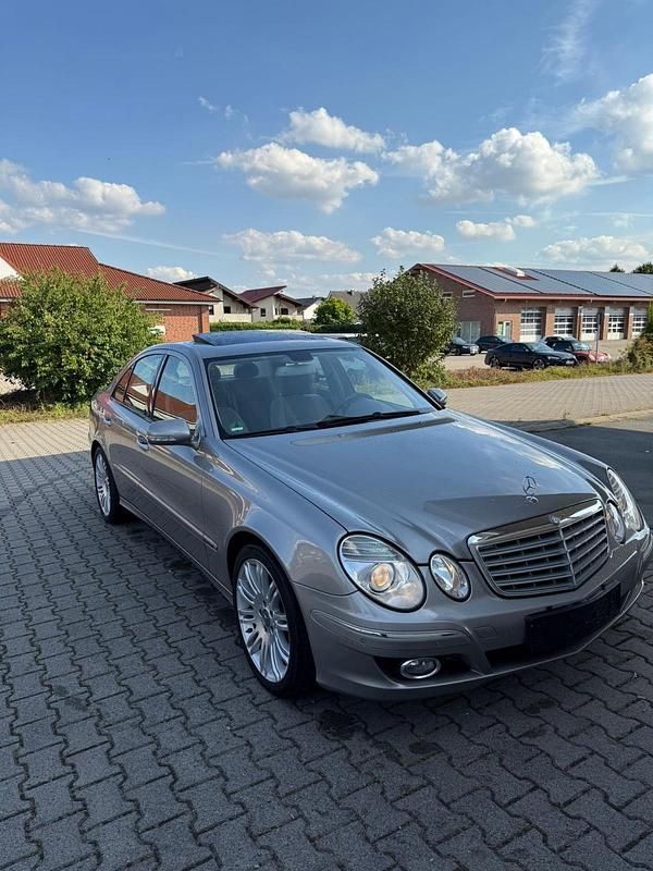 Grau Gebraucht 2007 Mercedes E320 Limousine | 7.800 € (Etwas zu teuer) - Bild 1/4