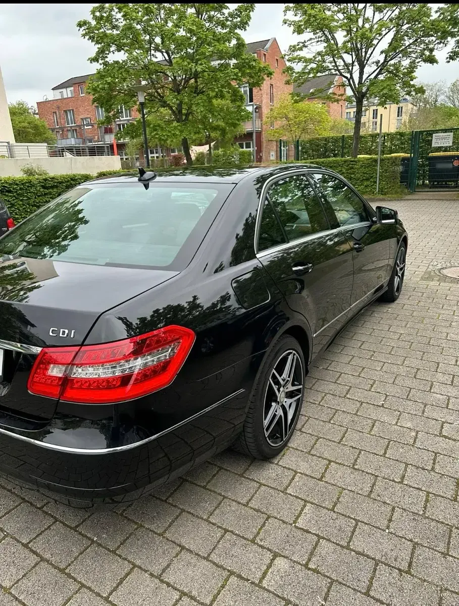 Gebraucht Mercedes E250 Elegance 204 PS (150 kW) 2012 Schwarz Limousine