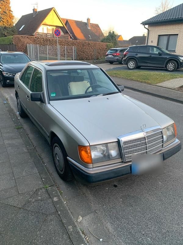 Second-hand Mercedes E230 1988 Berlinǎ