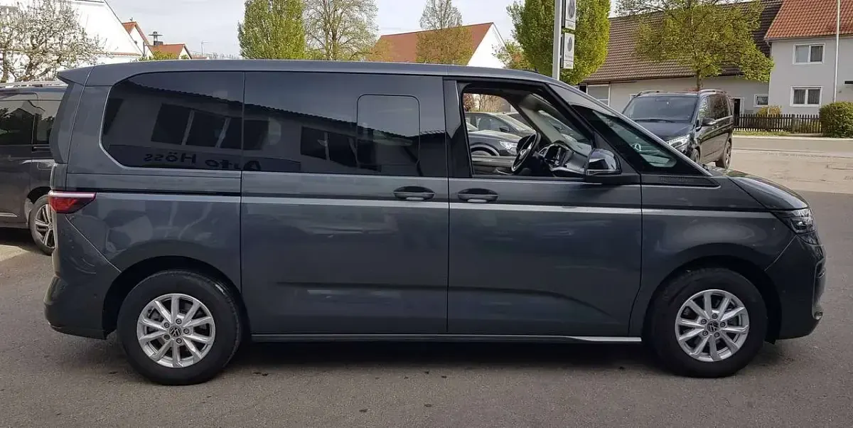 Gebraucht VW Multivan Life 150 PS (110 kW) 2025 Indiumgrau metallic Van / Kleinbus