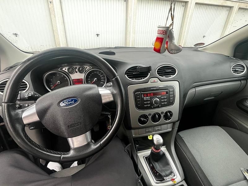 Schwarz Gebraucht 2010 Ford Focus Kombi | 4.000 € (Etwas zu teuer) - Bild 1/4