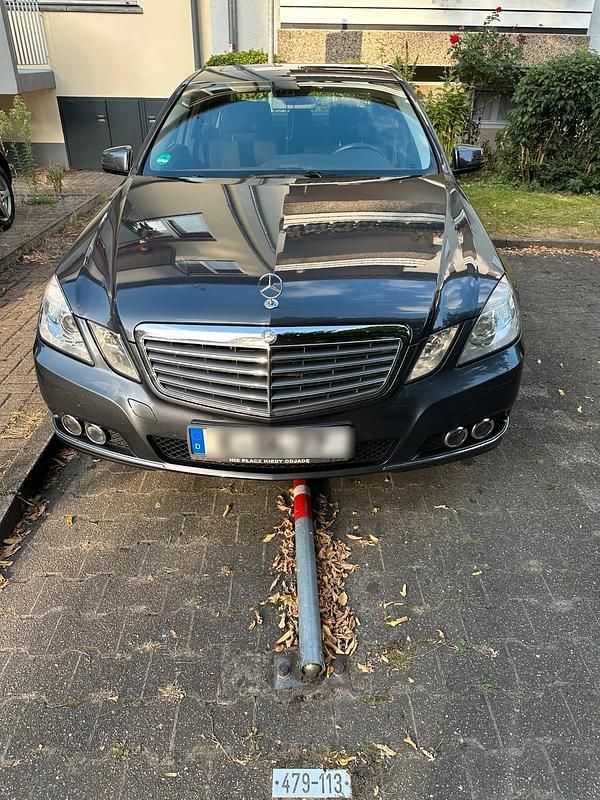 Silber Gebraucht 2010 Mercedes E250 Limousine | 10.500 € (Superpreis) - Bild 1/4