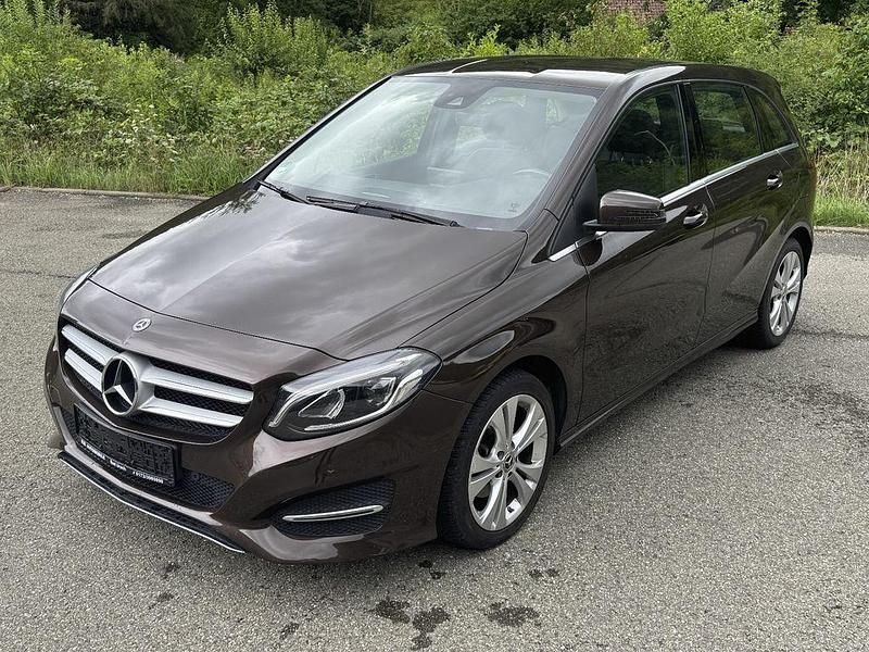Braun Gebraucht 2018 Mercedes B200 Style Van / Kleinbus | 17.990 € (Fairer Preis) - Bild 1/4