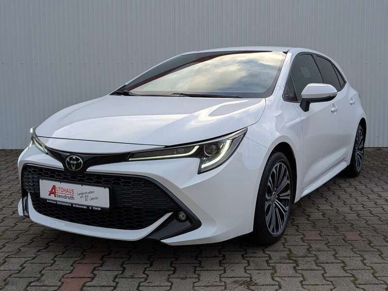 Super white 2 Gebraucht 2020 Toyota Corolla Team Kleinwagen | 16.790 € (Fairer Preis) - Bild 1/4