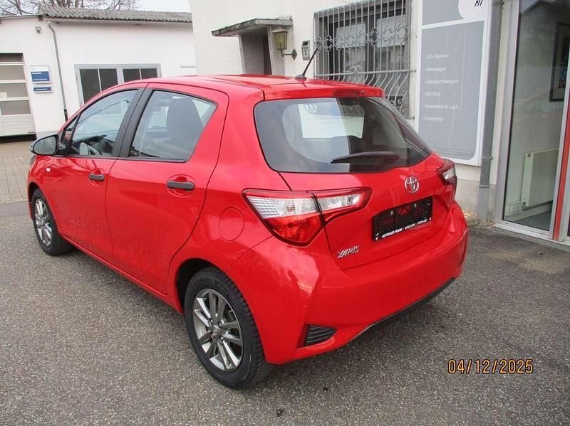 Gebraucht Toyota Yaris 72 PS (52 kW) 2019 Vulkanrot Limousine