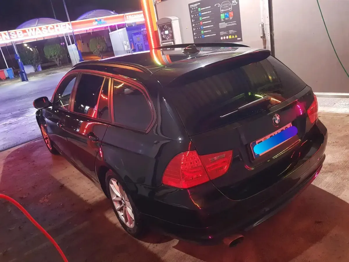 Gebraucht BMW 320 184 PS (135 kW) 2010 Schwarz Kombi
