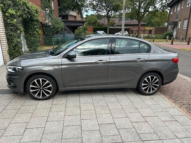 Grau Gebraucht 2017 Fiat Tipo Lounge Limousine | 8.700 € (Fairer Preis) - Bild 1/4