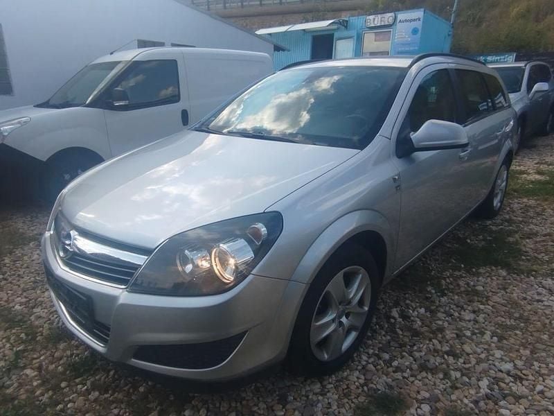 Silber Gebraucht 2011 Opel Astra Edition Kombi | 1.799 € (Etwas zu teuer) - Bild 1/4