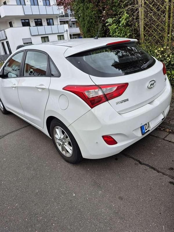 Gebraucht Hyundai i30 Classic 99 PS (72 kW) 2015 Limousine
