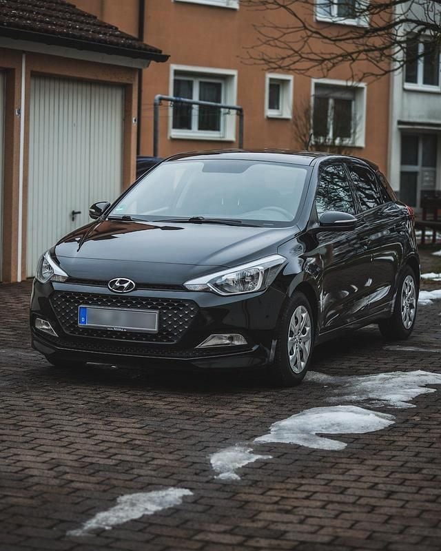 Gebraucht Hyundai i20 84 PS (61 kW) 2018 Schwarz Kleinwagen