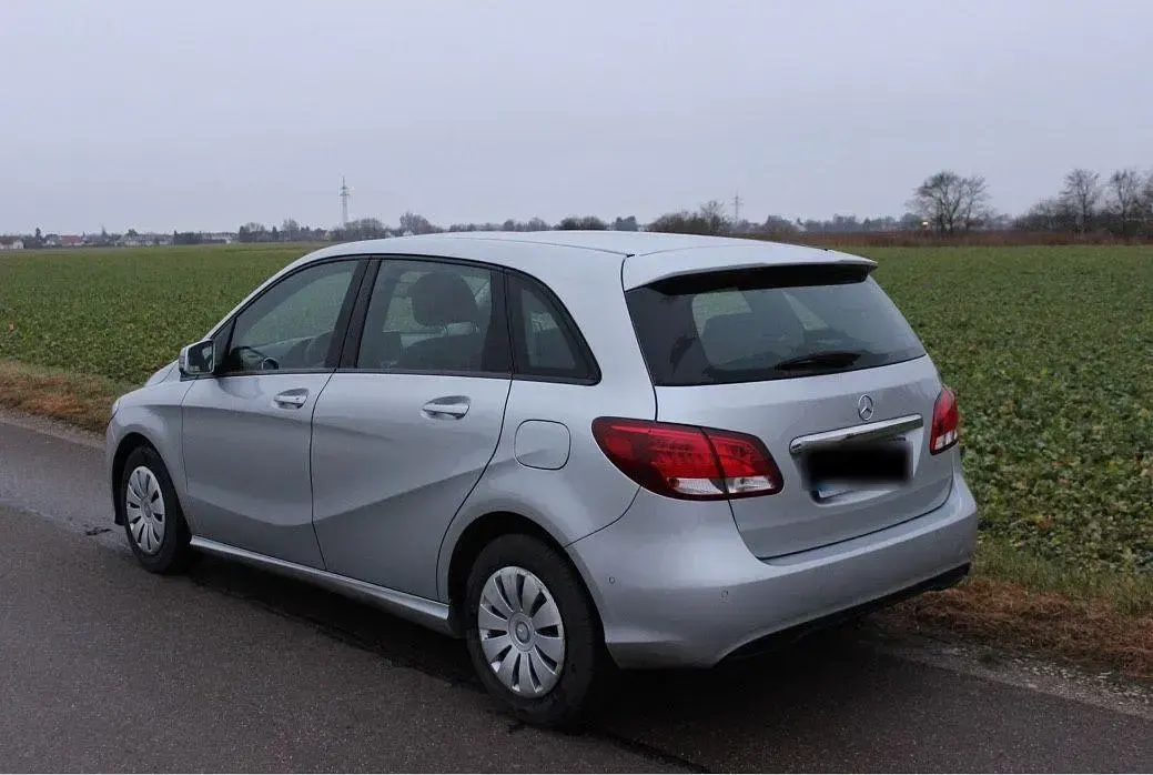Gebraucht Mercedes B180 122 PS (89 kW) 2015 Silber Van / Kleinbus