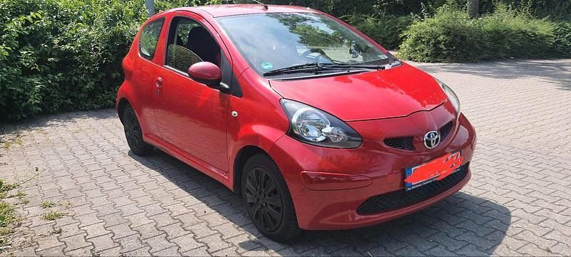Rot Gebraucht 2005 Toyota Aygo Kleinwagen | 950 € (Guter Preis) - Bild 1/4