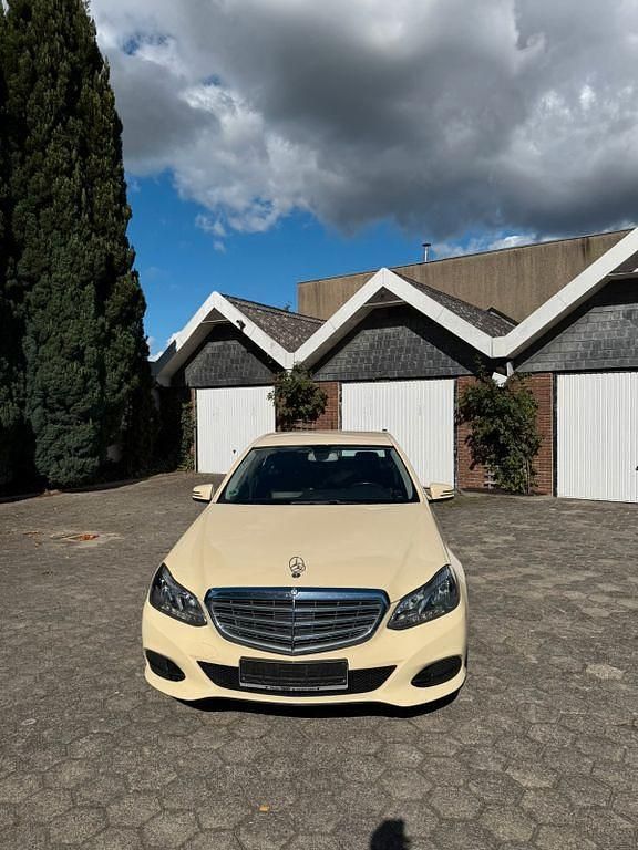 Beige Gebraucht 2014 Mercedes E220 Limousine | 7.200 € (Superpreis) - Bild 1/4