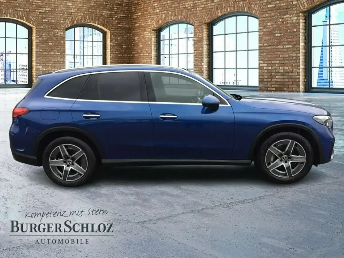 Gebraucht Mercedes GLC300 AMG 258 PS (189 kW) 2024 Spektralblau metallic SUV