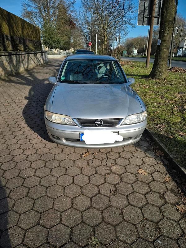 Silber Gebraucht 1999 Opel Vectra Limousine | 1.500 € (Guter Preis) - Bild 1/4