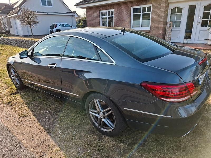 Gebraucht Mercedes E220 170 PS (125 kW) 2015 Schwarz Coupé