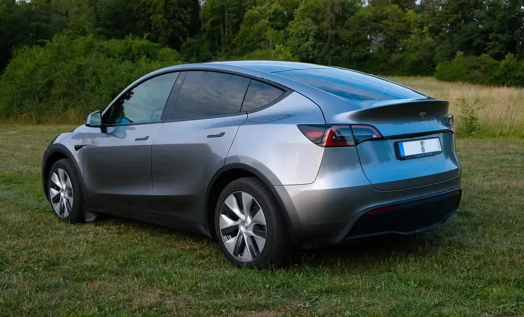 Gebraucht Tesla Model Y 219 kW (299 PS) 2024 Silber SUV