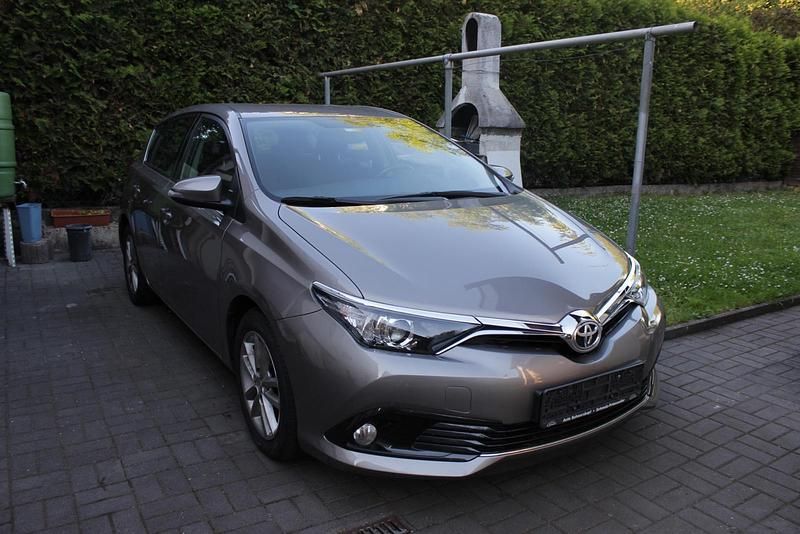Braun Gebraucht 2015 Toyota Auris Limousine | 9.000 € (Fairer Preis) - Bild 1/4