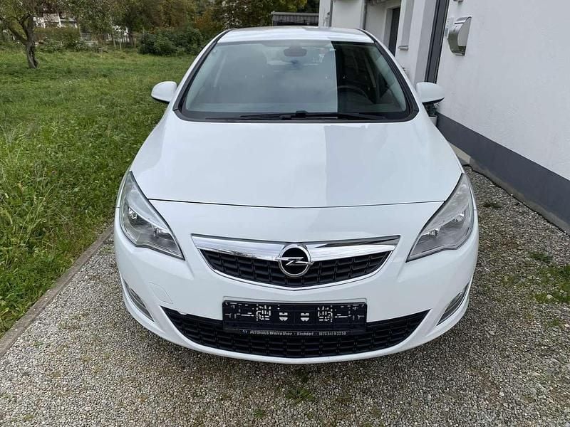 Weiß Gebraucht 2011 Opel Astra Selection Kleinwagen | 2.700 € (Guter Preis) - Bild 1/4