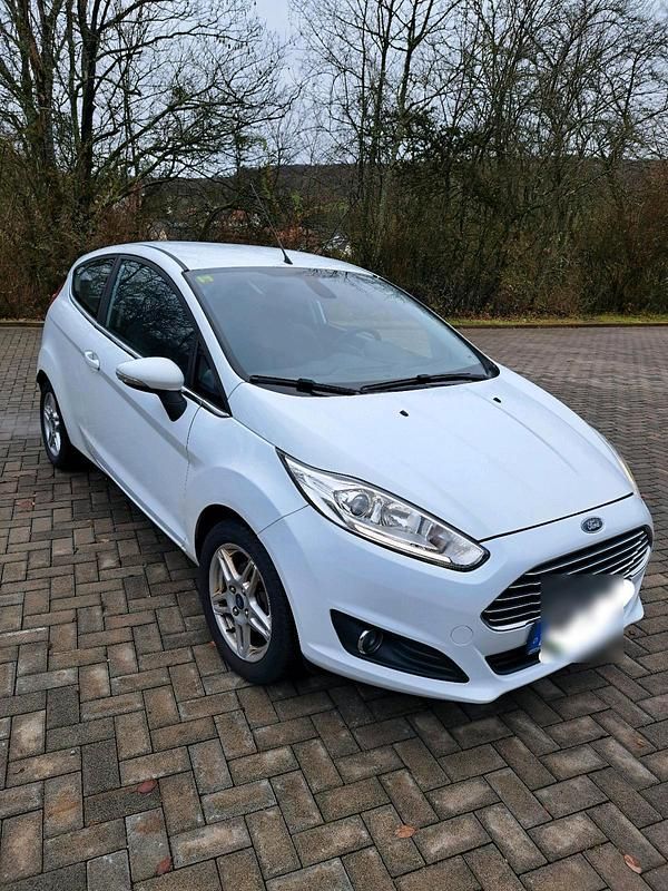 Weiß Gebraucht 2014 Ford Fiesta Coupé | 3.800 € - Bild 1/4