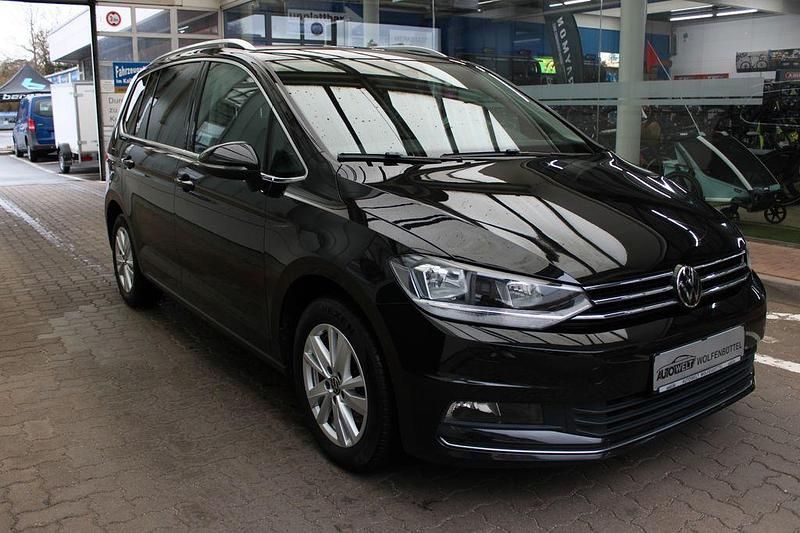 Gebraucht VW Touran Highline 150 PS (110 kW) 2023 Schwarz Van / Kleinbus