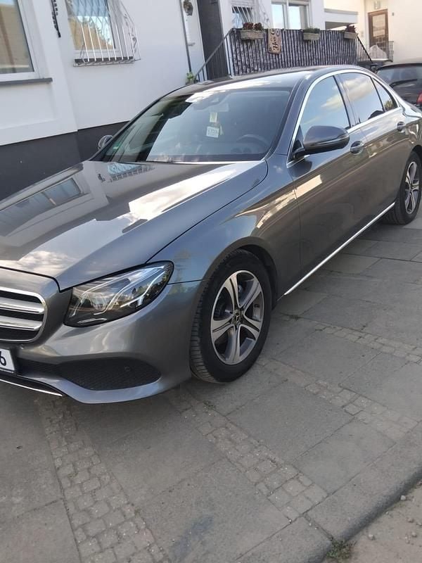 Grau Gebraucht 2018 Mercedes E220 Limousine | 26.500 € (Superpreis) - Bild 1/4
