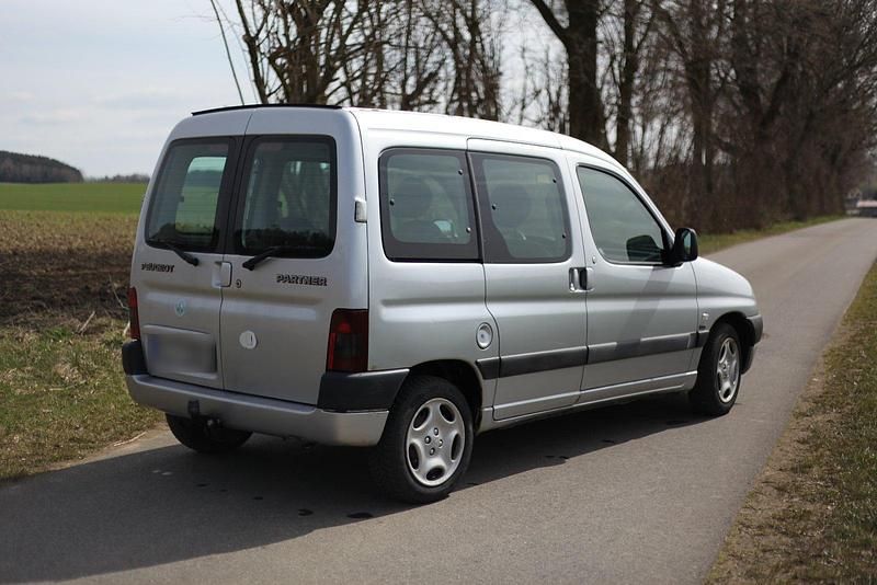 Gebraucht Peugeot Partner 90 PS (66 kW) 2001 Silber Van / Kleinbus