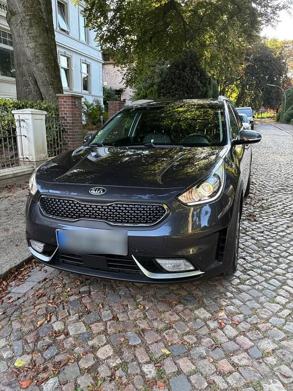 Grau Gebraucht 2017 Kia Niro 2 SUV | 13.750 € (Guter Preis) - Bild 1/4