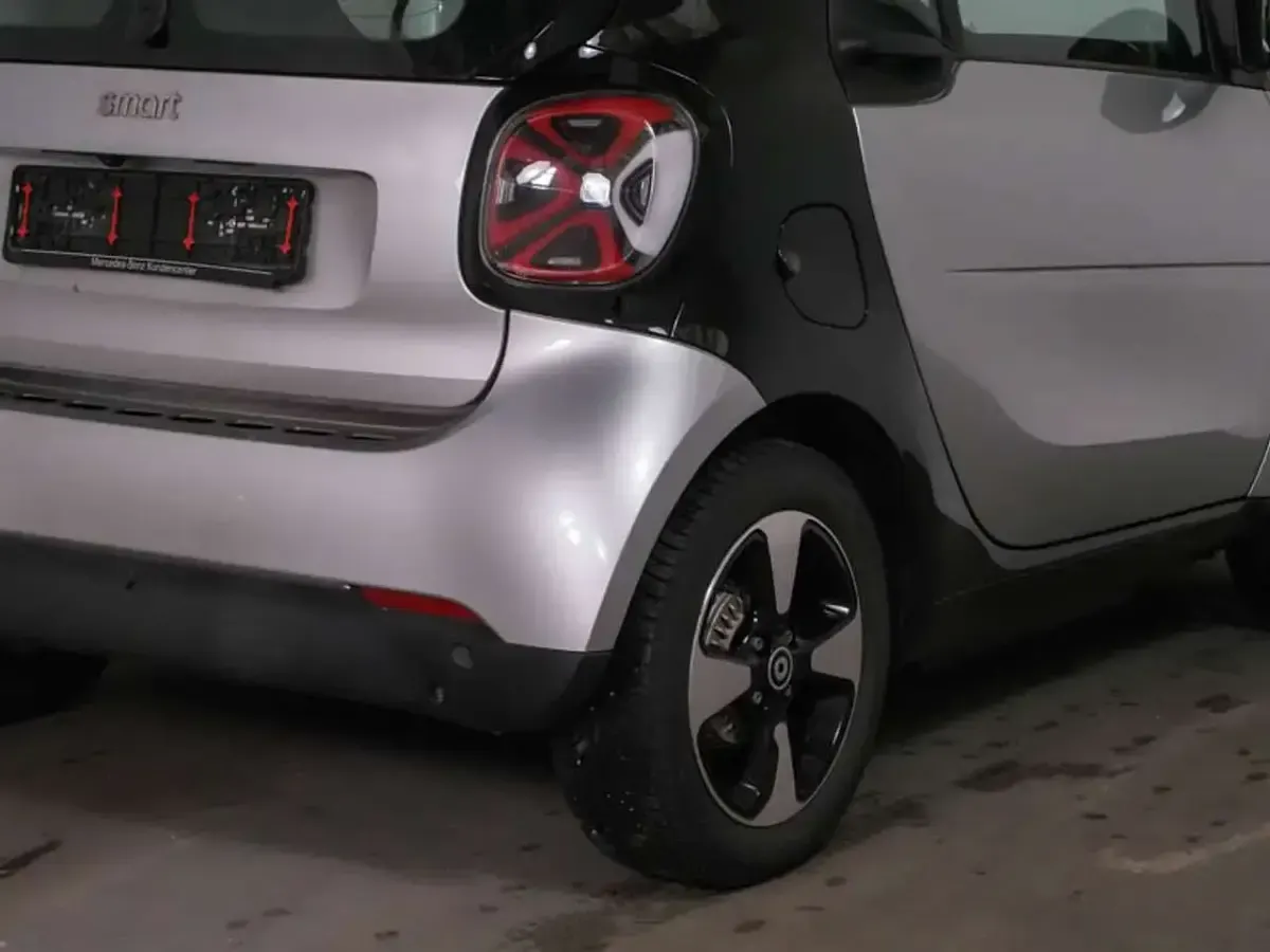 Gebraucht Smart ForTwo Electric Drive Exclusive 60 kW (82 PS) 2024 Bodypanels in cool silver (metallic) Coupé