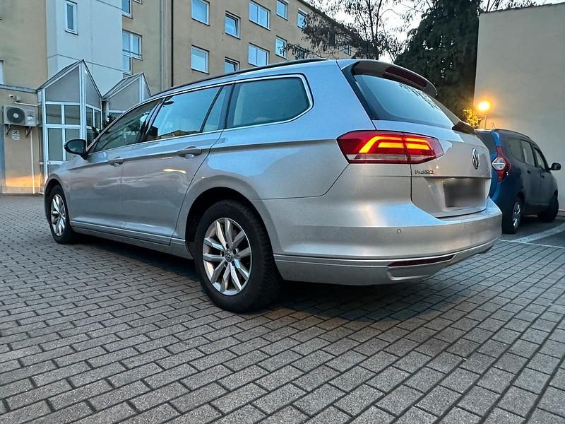 Gebraucht VW Passat 150 PS (110 kW) 2018 Silber Kombi