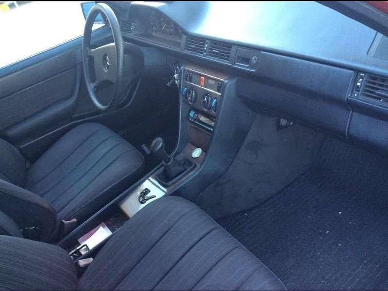 Brugt Mercedes E200 118 HK (86 kW) 1989 Rød Sedan