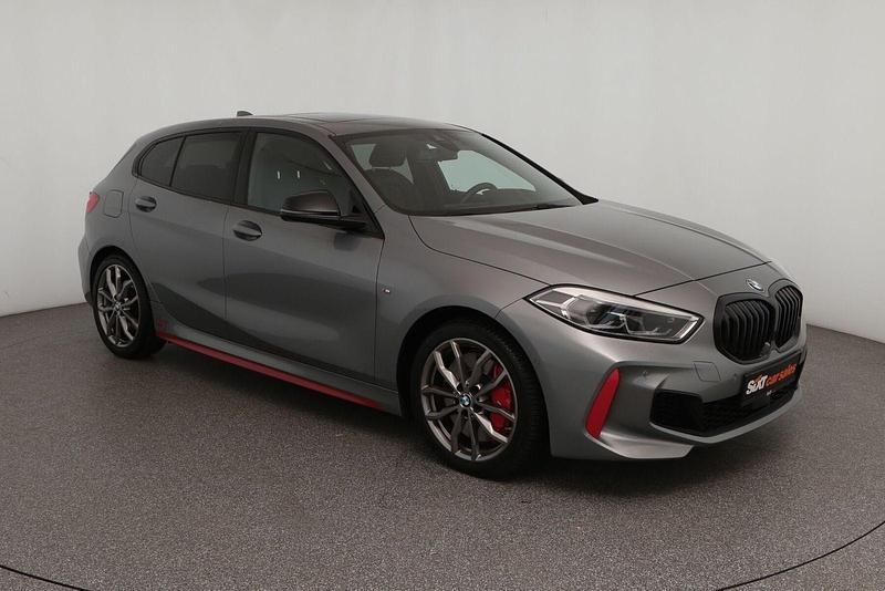 Grau Gebraucht 2023 BMW 128 M Sport Limousine | 29.440 € (Fairer Preis) - Bild 1/4