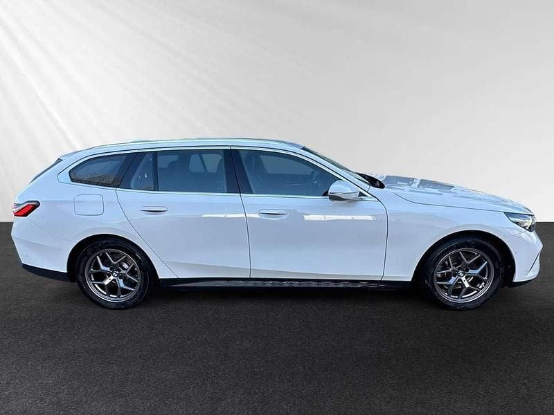 Gebraucht BMW 520 197 PS (144 kW) 2024 Alpinweiss Kombi