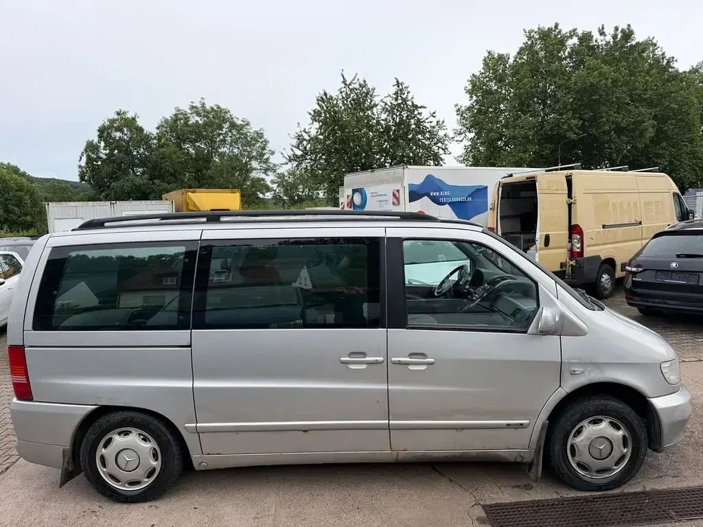 Gebraucht Mercedes V220 122 PS (89 kW) 2002 Silber Van / Kleinbus