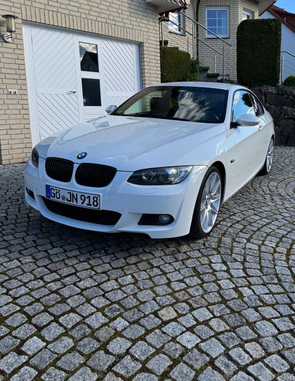 Weiß Gebraucht 2009 BMW 320 M Sport Coupé | 8.900 € (Fairer Preis) - Bild 1/4