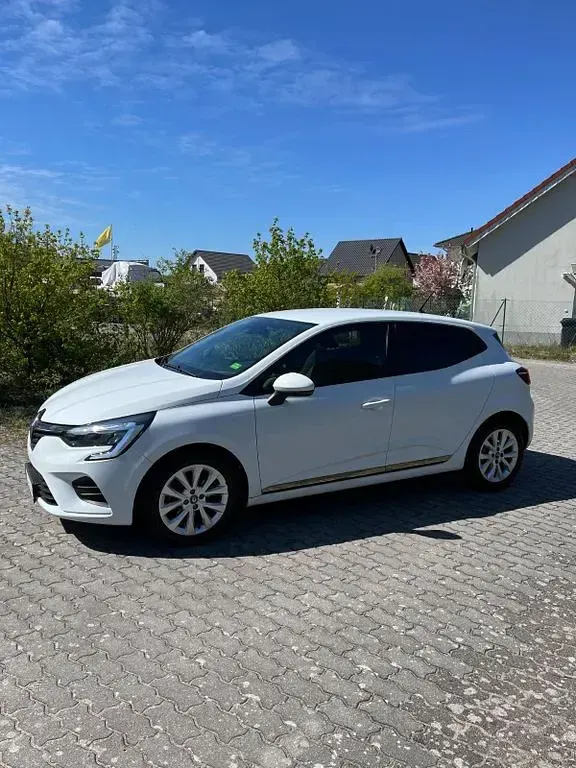 Używany Renault Clio V 67 KM (49 kW) 2021 Biały Sedan/Limuzyna
