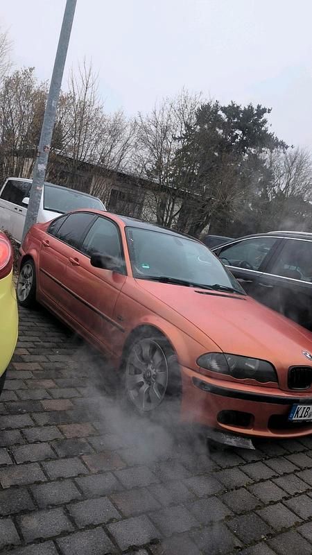 Gebraucht BMW 325 192 PS (141 kW) 2001 Rot Limousine