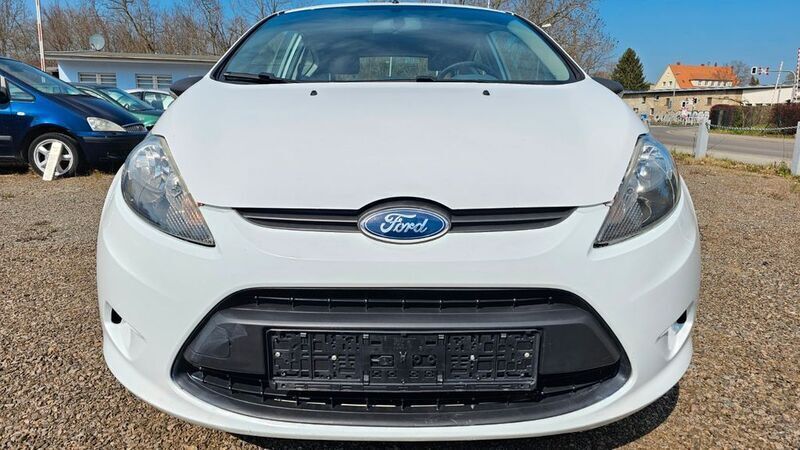 Gebraucht Ford Fiesta 69 PS (50 kW) 2011 Weiß Kleinwagen