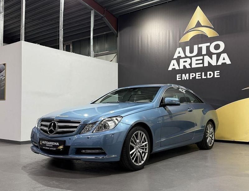 Blau Gebraucht 2011 Mercedes E200 Coupé | 15.999 € (Etwas zu teuer) - Bild 1/4