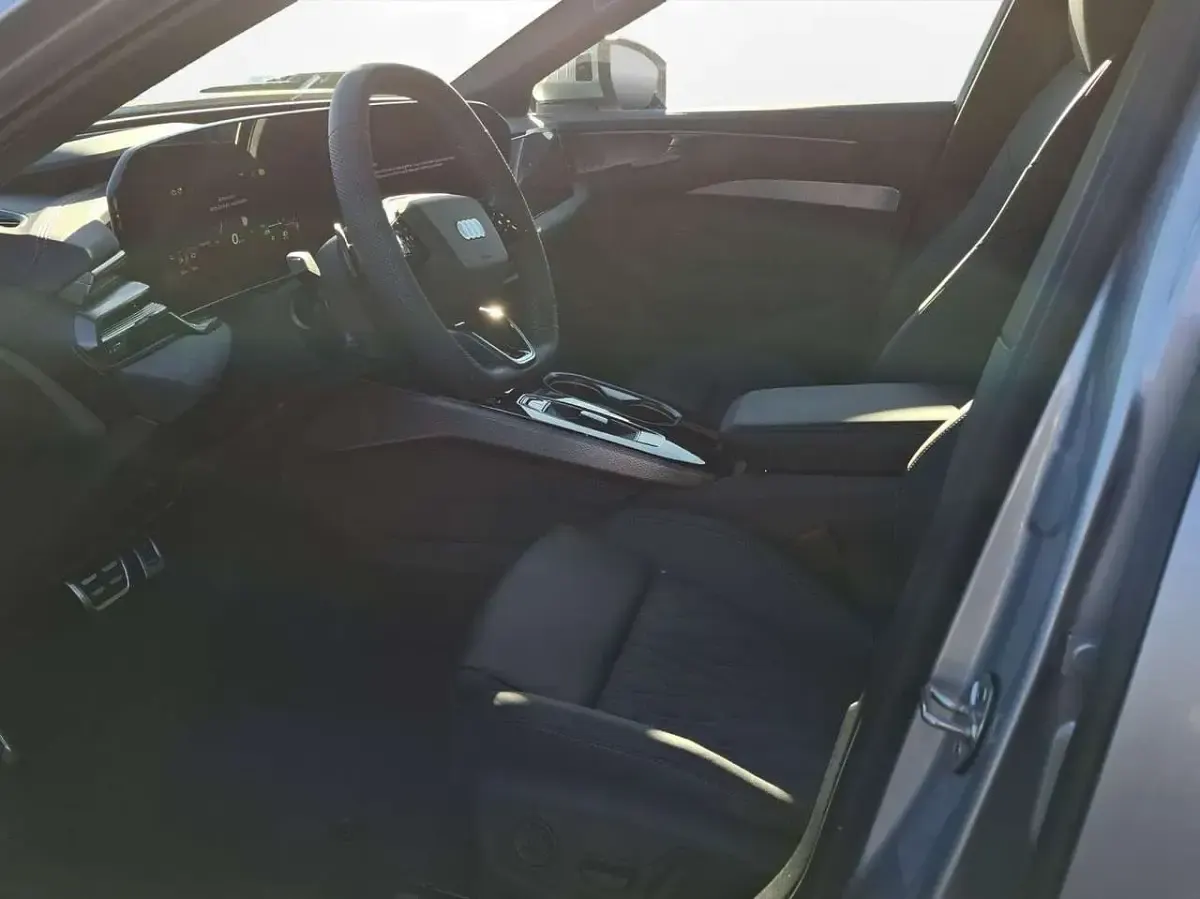 Gebraucht Audi A6 Sport 299 PS (219 kW) 2026 Silber Kombi
