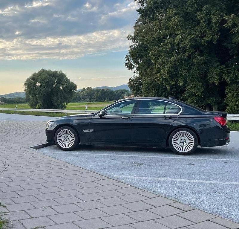 Second-hand BMW 730 245 CP (180 kW) 2011 Negru Berlinǎ