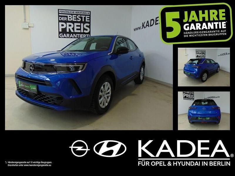 Perl blau/voltaik blau (metallic) Gebraucht 2022 Opel Mokka-e Basis SUV | 16.990 € (Superpreis) - Bild 1/4